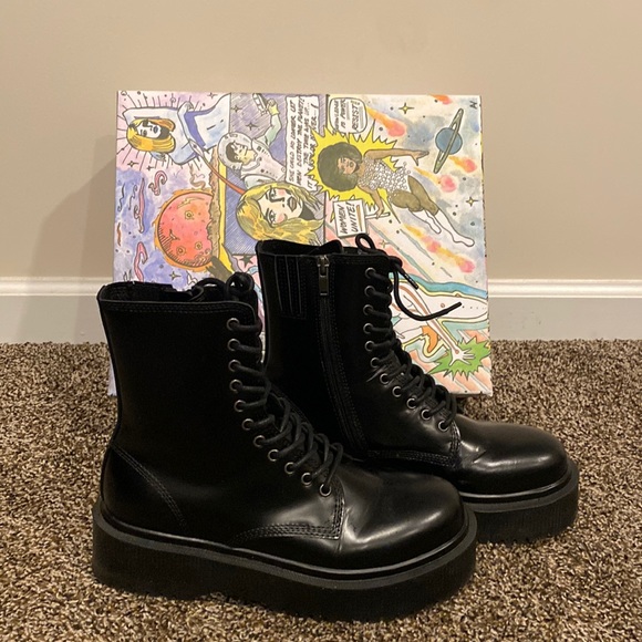 Jeffrey Campbell Shoes - EUC Jeffrey Campbell Lugged Platform Boots size 10